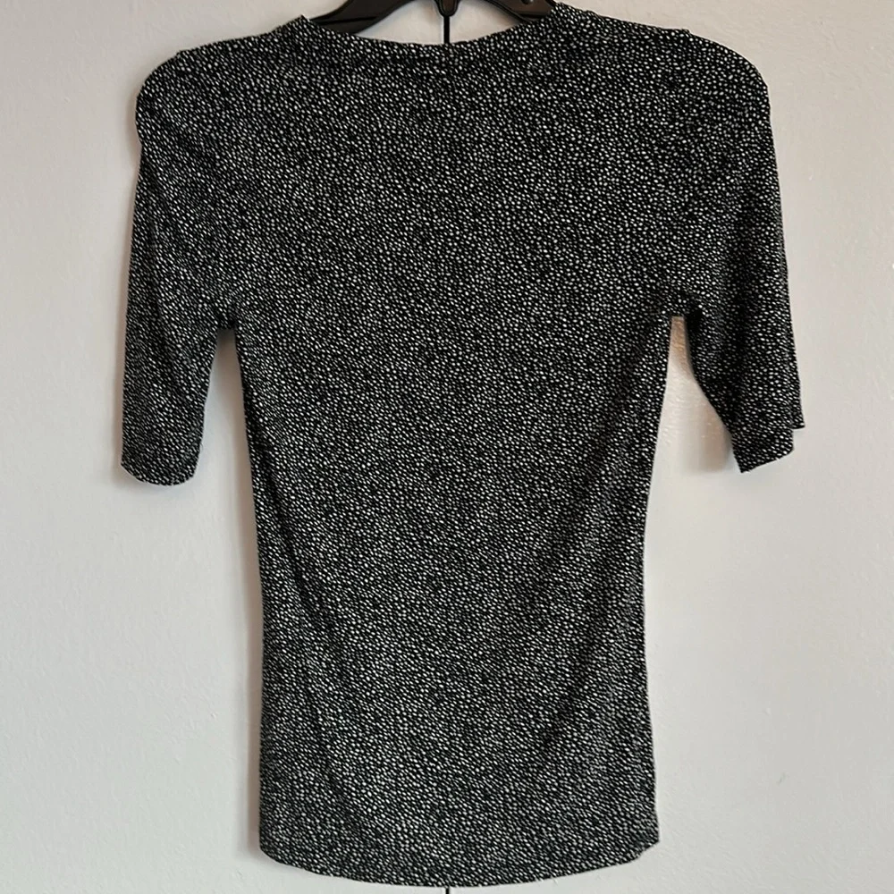 SZ XS, Black & White Fitted 1/2 Sleeve Top - Picture 3 of 3